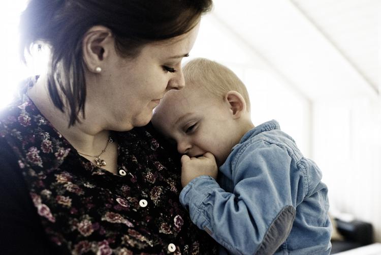 Smitte. Julie Jensen med den snart toårige søn Oliver på armen. Begge er de smittede med den resistente bakterie, MRSA. 