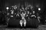 Sorthvid. Historien om Blancanieves, der vokser op med en ond stedmor og havner i tyrefægteraranaen, er en sort-hvid hyldest til stumfilmen. 