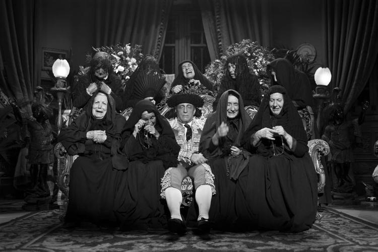 Sorthvid. Historien om Blancanieves, der vokser op med en ond stedmor og havner i tyrefægteraranaen, er en sort-hvid hyldest til stumfilmen. 