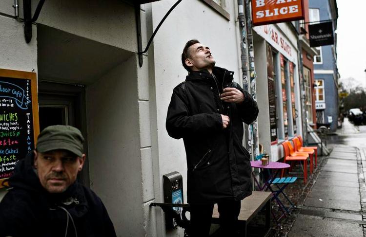 Stemning. Christian Shannon mener ikke, at meget har ændret sig i Larsbjørnsstræde, siden han kom i gaden første gang som helt lille dreng. Her ses han foran caféen Next Door, hvor han som regel drikker sin morgenkaffe. 