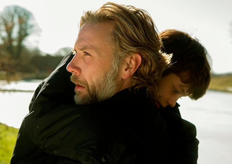 Drama. I 'En du elsker' forenes Mikael Persbrandt (billedet) og Trine Dyrholm, der også spillede sammen i Susanne Biers 'Hævnen'. På billedet ses også debutanten Sofus Rønnov, der spiller drengen Noa i 'En du elsker'. 