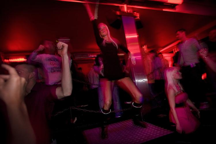 fest. Berusede teenagere bevæger sig på dansegulvet. 