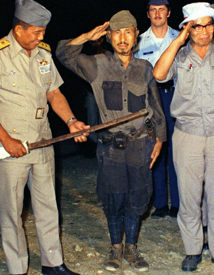 HONNØR. I marts 1974 overgiver den legendariske japanske krigsveteran Hiroo Onoda sit sværd, og erkender, at Anden Verdenskrig er ovre, efter han i næsten 30 år har fortsat krigen på den filippinske ø Lubang. 