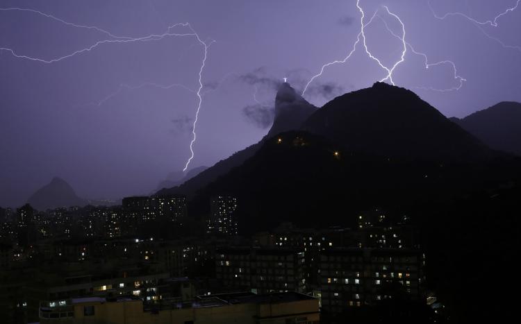 Uvejr. Torden og lyn ramte Rio de Janeiro i aftes, og det gik ud over Kristus-figuren - igen. 