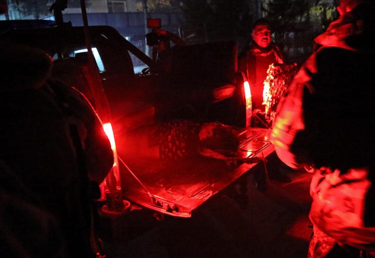 Terror. Tre personer med tilknytning til Taleban angreb fredag en restaurant i den afghanske hovedstad, Kabul, og dræbte 21 personer, herunder en dansker. 
