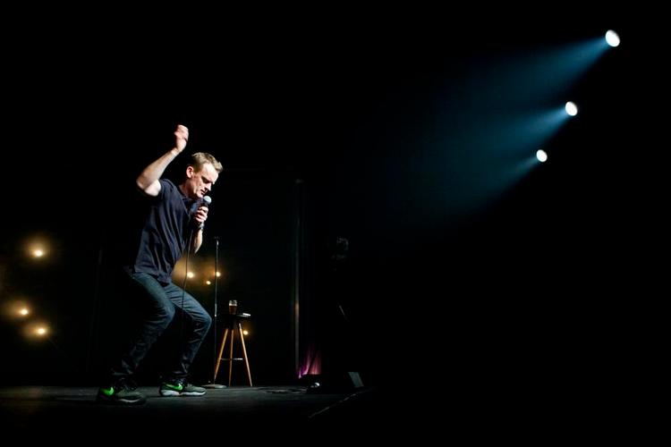 mester. Frank Hvam har fuld kontrol over sine virkemidler, og hans trin og gestik fungerer upåklageligt. 