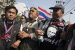 På trods af mange sårede kæmper vrede demonstranter videre i Bangkok mod ministerpræsident Yingluck Shinawatra og den siddende regering. 