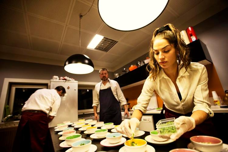 GROVKØKKEN. Sådan har du ikke prøvet nyt nordisk køkken før: som grovhakket familiedrama med miniplatter til. Forrest Josephine Raahauge. 