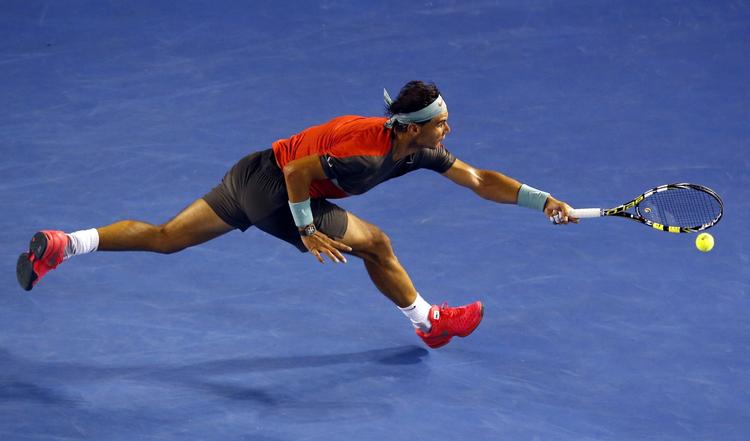 OVERBEVISENDE. Med forhånden sender Rafael Nadal bolden retur til Gael Monfils - igen. 