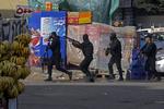 Forfatning. Den egyptiske befolkning har stemt ja til en ny forfatning. Afstemningen fandt sted over to dage, hvor tilhængere af den afsatte præsident Morsi stødte sammen med landets sikkerhedsstyrker. På billedet bevæger sikkerhedsstyrker sig frem mod demonstranter i bydelen Nasr City i Kairo. - Foto: 