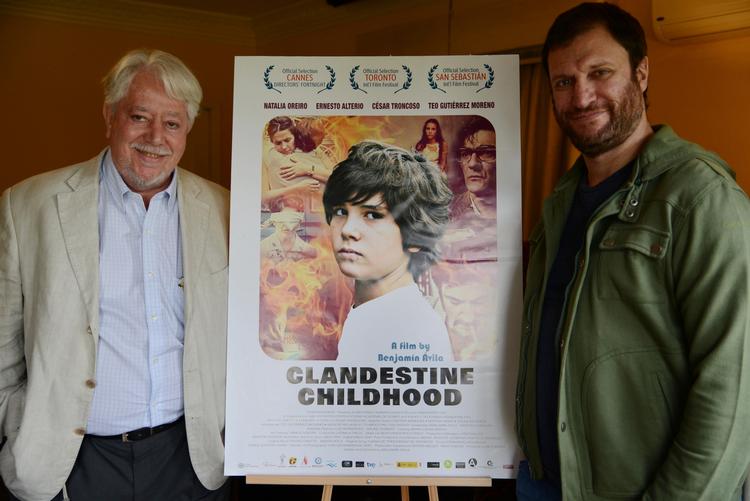 Kaotisk. Benjamin Ávila (th.) har genoplevet, hvordan det var at vokse op under Argentinas militærjunta med våbenføre forældre fra guerillaen. 