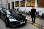 Alternativ. Martin Lidegaard ved sin ministerbil, der skiller sig ud fra andre af slagsen. Det er nemlig en elbil af mærket Tesla. 