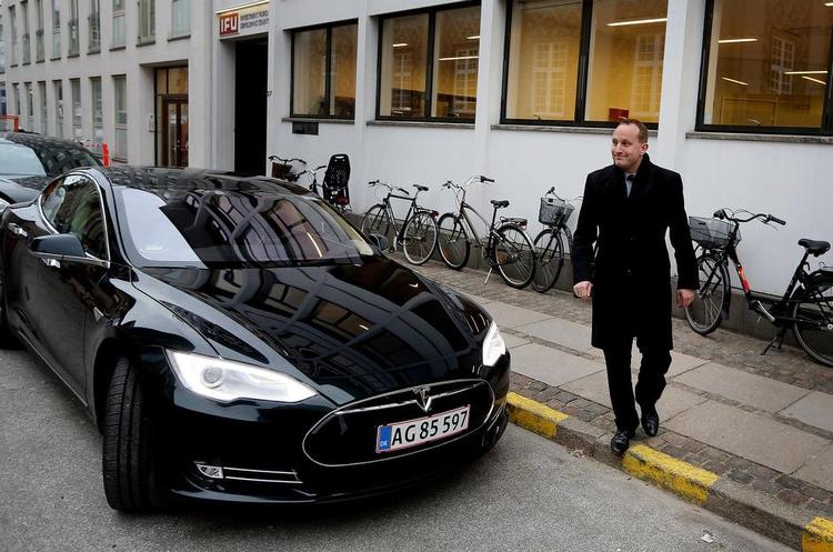 Alternativ. Martin Lidegaard ved sin ministerbil, der skiller sig ud fra andre af slagsen. Det er nemlig en elbil af mærket Tesla. 