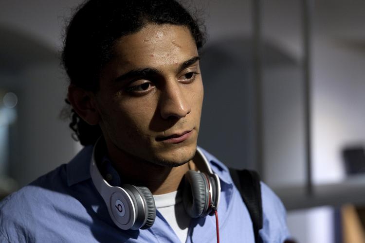 Debutant. Hun bliver betegnet som »kontaktpersonen« og »læreren« i Yahya Hassans selvbiografiske digte, hvor han beskriver et seksuelt forhold til sin tidligere lærer. 