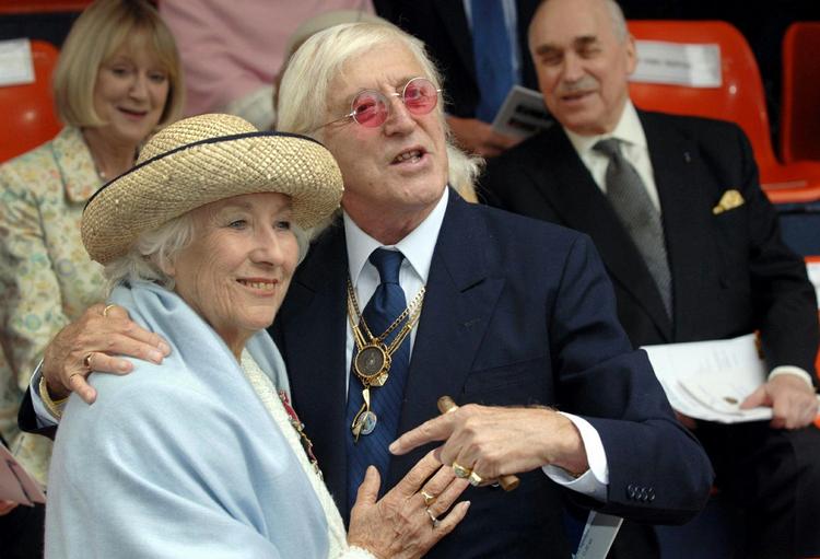 Berømthed. Jimmy Savile var udadtil en smilende herre - som her, hvor han er i selskab med sangerinden Vera Lynn ved et arrangement i 2005. 