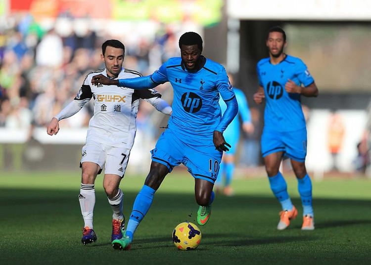 Klasse. Emmanuel Adebayors to mål var udslagsgivende i kampen mod Swansea. 