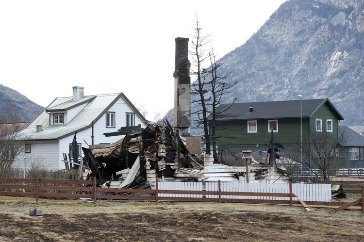 Storbrand. 23 huse brændte ned i flammerne, som har hærget den norske landsby Lærdal siden sent i går aftes. 