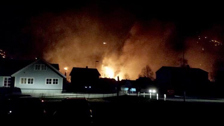 Storbrand. Branden i Lærdal brød ud lørdag aften omkring klokken 22:30 i en beboelsesejendom og spredte sig hurtigt. 