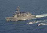 Piratbekæmpelse. Det japanske skib JS Samidare satte på stedet kurs mod det nødstedte handelsskib, men piraterne var allerede drevet på flugt, da japanerne nåede frem. 