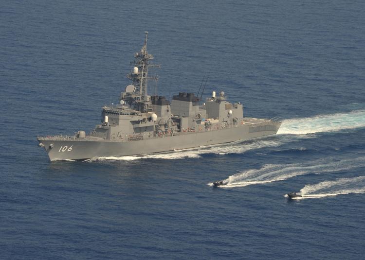 Piratbekæmpelse. Det japanske skib JS Samidare satte på stedet kurs mod det nødstedte handelsskib, men piraterne var allerede drevet på flugt, da japanerne nåede frem. 