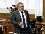 Kritisk. I sidste uge anklagede Lars Løkke Rasmussen (V) regeringen for at agere uhørt og skandaløst, fordi den havde rettet ind efter EU i spørgsmålet om optjeningskravet til børnepenge. 