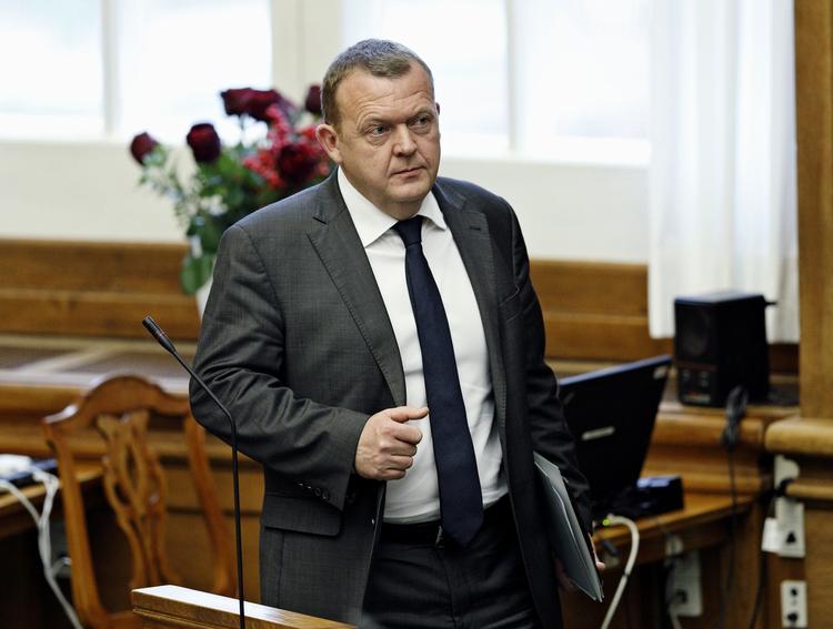 Kritisk. I sidste uge anklagede Lars Løkke Rasmussen (V) regeringen for at agere uhørt og skandaløst, fordi den havde rettet ind efter EU i spørgsmålet om optjeningskravet til børnepenge. 