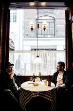 Venskab. Gardinerne på Bobi Bar i København har set lysere dage. Det var her, at Sune Rose Wagner (tv.) og Jakob Jørgensen for 15 år siden gik hver til sit. Nu glæder de sig til igen at spille sammen. 