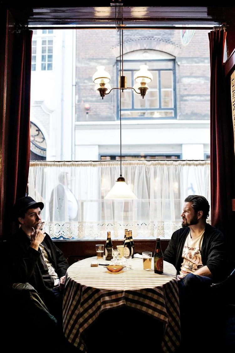 Venskab. Gardinerne på Bobi Bar i København har set lysere dage. Det var her, at Sune Rose Wagner (tv.) og Jakob Jørgensen for 15 år siden gik hver til sit. Nu glæder de sig til igen at spille sammen. 