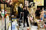 Jonathan Meese saluterer sin 84-årige mor og nære medarbejder midt i den installation, han har lavet til sin nye udstilling hos sin danske gallerist Bo Bjerggaard i København. 