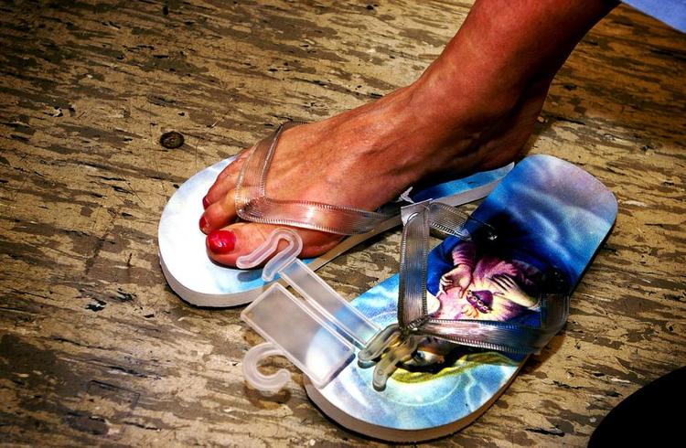 Ømtålelig. Selv om det er 68 år siden, at nogen er blevet dømt, og 43 år siden, at nogen er blevet tiltalt efter blasfemiparagraffen, anmelder vi flittigt hinanden til politiet for brud på den. Som i 2003, da Kvickly måtte trække sandaler med billeder af Jesus og Jomfru Maria tilbage. 