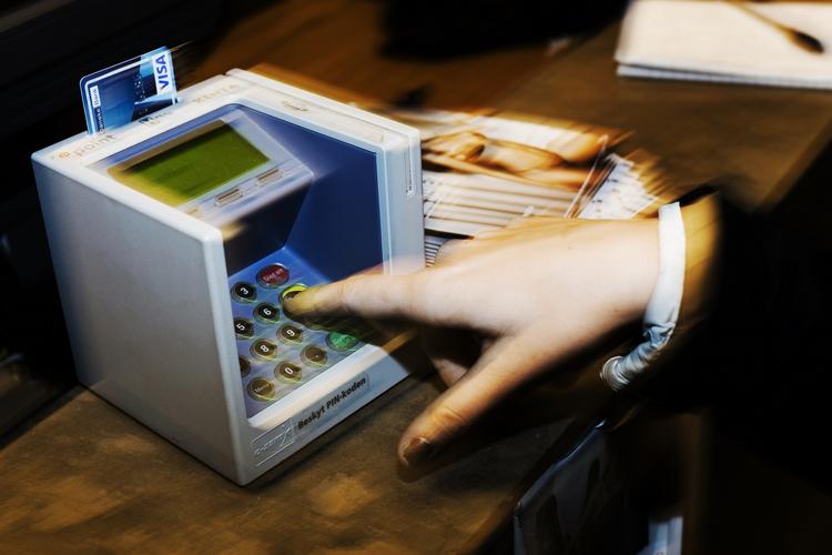 Betaling. De store butikskæder og tankstationer har et såkaldt offline-system, som tages i brug, når dankortet er ramt af nedbrud. (arkivfoto) 