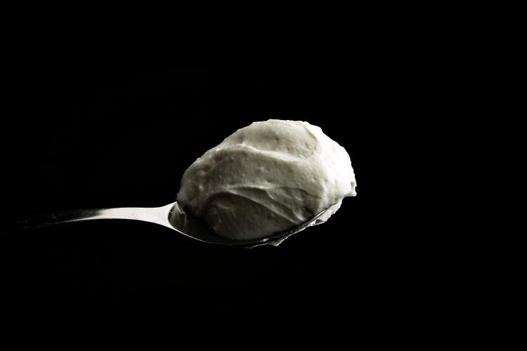 Protein. Skyr er et de produkter, der fylder mere og mere på danskernes hjemlige menukort. Det islandske mælkeprodukt har lavt fedtindhold og er rigt på protein. 