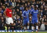 Nederlag. Uniteds Patrice Evra (tv) ser til, mens Willian jubler med den tredobbelte målscorer Samuel Eto'o. Manchester United har haft det svært mod de hold, der ligger over dem i tabellen. Af 27 mulige point mod de øvrige top-8-hold har de kun fået fem. 