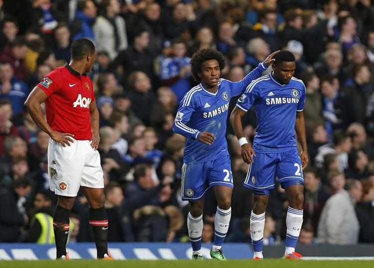 Nederlag. Uniteds Patrice Evra (tv) ser til, mens Willian jubler med den tredobbelte målscorer Samuel Eto'o. Manchester United har haft det svært mod de hold, der ligger over dem i tabellen. Af 27 mulige point mod de øvrige top-8-hold har de kun fået fem. 