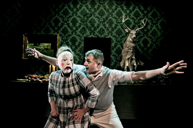 Maskespil. Peer Gynt (Jens Jørn Spottag) er mere prisgivet end normalt, for på Republique er det Solveig (tammi Øst), der har overtagety rollem som stykkets hovedkraft. 