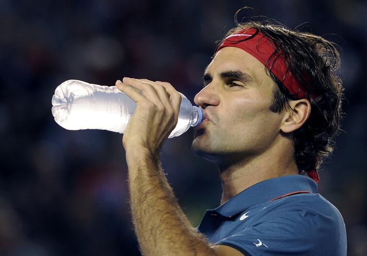 Tørstig. Selv om temperaturen i Melbourne næsten er halveret i forhold til sidste uge, hvor der var op til 45 grader, så er der brug for at få væske i kroppen. Også for en toptrænet mand som Roger Federer. 