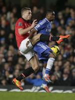 Kontrast. Vidic (tv) blev udvist mod Chelsea, som havde Samuel Eto'o (th) som den helt store helt: Angriberen scorede tre gange mod United. 