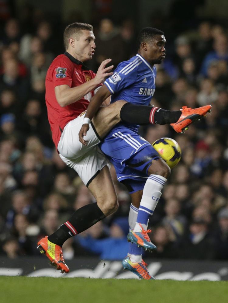 Kontrast. Vidic (tv) blev udvist mod Chelsea, som havde Samuel Eto'o (th) som den helt store helt: Angriberen scorede tre gange mod United. 