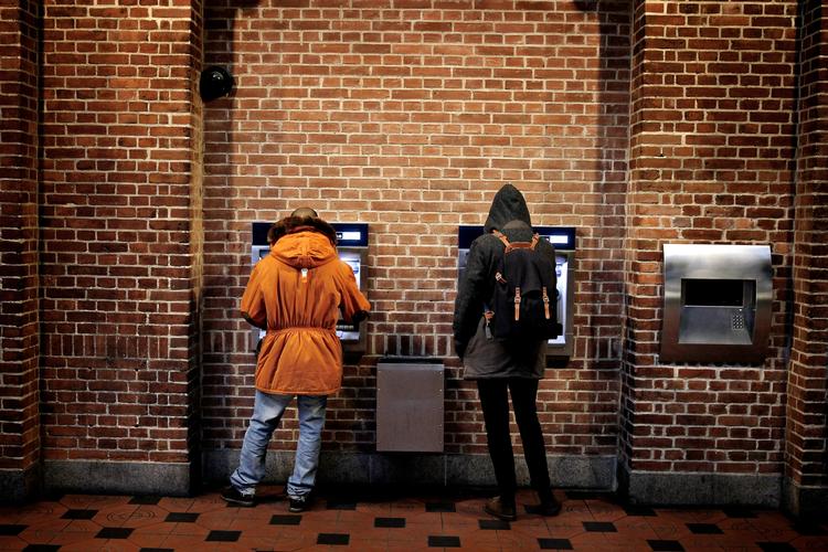 Optur. Efter en pænt lang nedtur. Overalt i landet måtte danskerne grave dybt i jakkelommen efter kontanter, men nu lader det til, at plastikkortene igen kan bruges til det hele. 