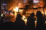 OPTØJER. Demonstranter satte ild til adskillige politibusser under protesterne i Kijev i går, hvor over 100.000 vrede demonstranter gik på gaden. 