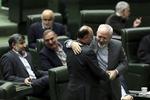 Nøglerolle. irans udenrigsminister, Mohammad Javad Zarif, som her krammer et medlem af landets parlament, har spillet en nøglerolle i forhandlingerne om atomprogrammet. 