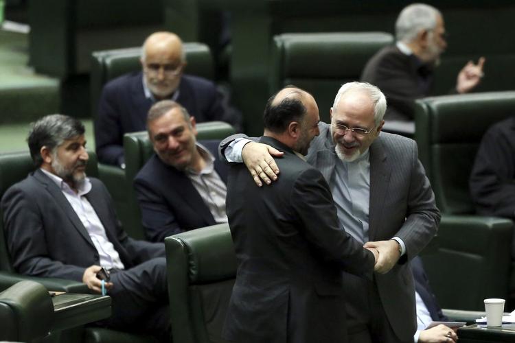 Nøglerolle. irans udenrigsminister, Mohammad Javad Zarif, som her krammer et medlem af landets parlament, har spillet en nøglerolle i forhandlingerne om atomprogrammet. 