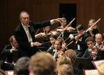 Stjerne. Her ses Abbado dirigere Lucerne Festival Orchestra, som han selv har grundlagt. 