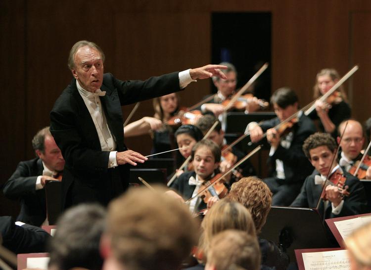 Stjerne. Her ses Abbado dirigere Lucerne Festival Orchestra, som han selv har grundlagt. 