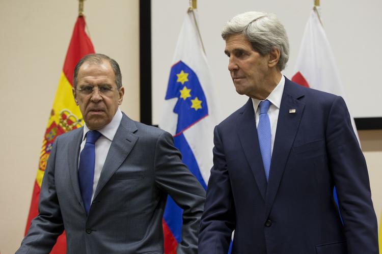 Fredskonference. Sergej Lavrov (til venstre) og John Kerry kommer til at spille hovedroller i Schweiz i den kommende uge. 