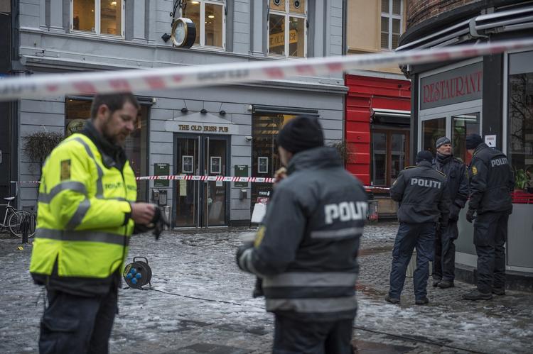 Politiskud. Ung knivbevæbnet mand skudt af politiet, ud for Old Irish Pub i Slagelse. 
