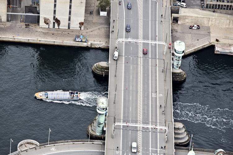 Stormskade. Oversvømmelsen efter stormen 'Bodil' skaber stadig problemer for Knippelsbro i København. 