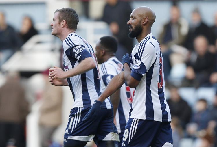 quenelle. Nicolas Anelka (th) laver den racistiske hilsen efter sin scoring i weekenden. 
