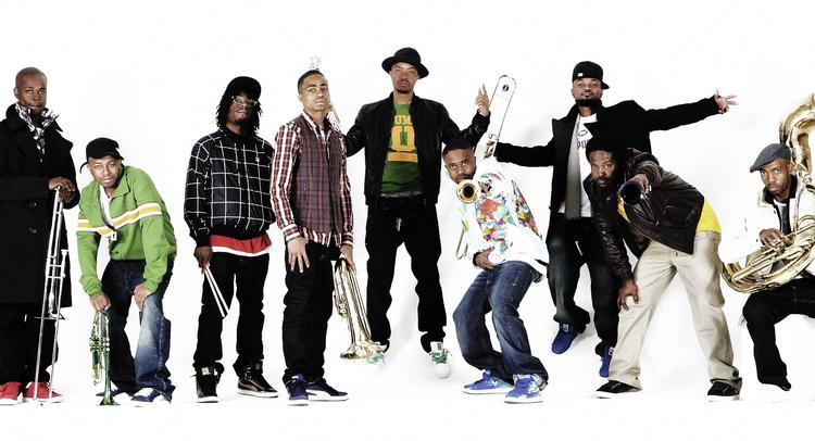 Drengebande. De otte brødre i det ni mand store band Hypnotic Brass Ensemble fik deres musikalske opdragelse i hjemmet. Deres far, jazzmusikeren Phil Cohran, underviste nemlig sine i alt 23 børn flere timer daglig i musik, i kosmos og i sundhed. »Det var ren eksercits«, siger storebror Gabriel ’Hudah’ Hubert. 