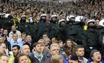 optøjer. Politi danner en lang kæde mellem fans af Dortmund og Schalke 04 under det seneste Ruhr-derby. Men lige lidt hjalpe det. 